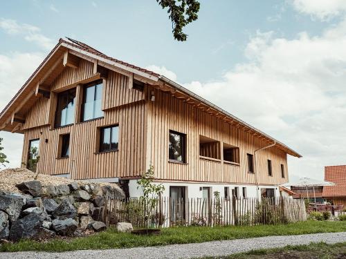 Nord- und Westseite des Hofes mit Blick auf Maisonette Wohnungen und Apartment