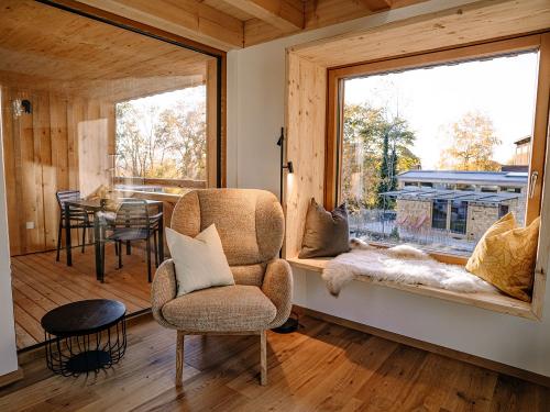 Blick auf Loggia, Sessel und Sitzfenster im Wohnzimmer der Maisonette Kuhglück