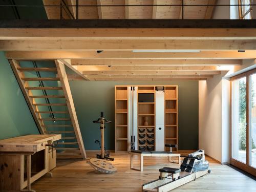 Fitnesswerkstatt zu freien Nutzung mit Platz für Yoga