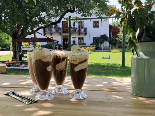 Entspannt unter unserem schattigen Walnussbaum.