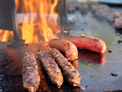 Gemeinsame Grillabende an unserer urigen Almhütte.