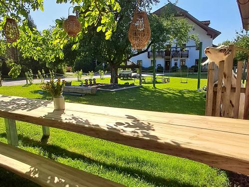 Unsere große gemeinsame Holztafel lädt zu geselligen Grillabenden ein.