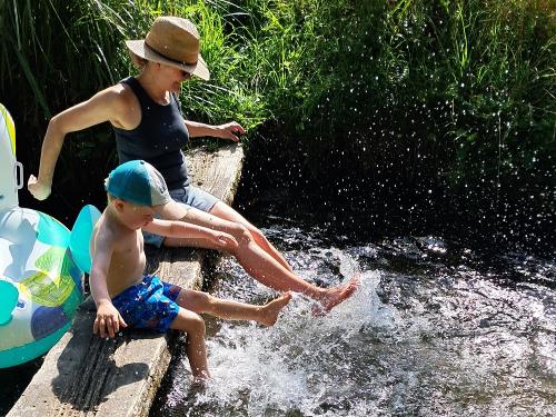 Abkühlung im Bach neben der Mühle.