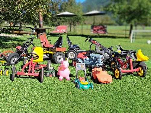 Fuhrpark für Kinder mit Traktoren, Kettcar, Dreirad & Bobbycar.