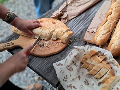 Genießt gesellige Grillabende an unserer Almhütte.