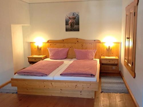 Gemütliches Schlafzimmer in der historischen Weizenkammer im Erdgeschoss.