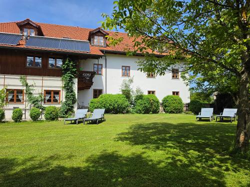 Große Liegewiese direkt am Bach