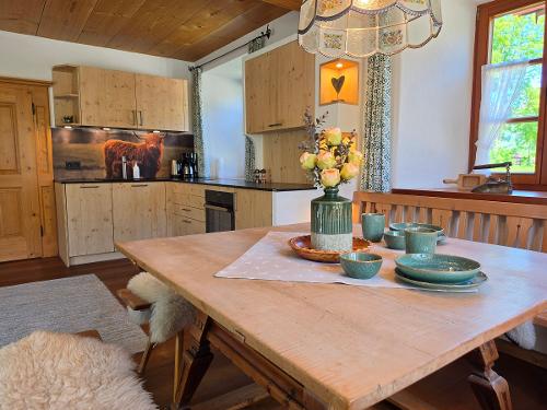 Unsere gemütliche und moderne Küche mit uriger Eckbank in unserer Fewo Weizenkammer