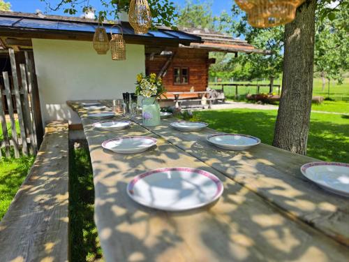 Unsere große gemeinsame Holztafel lädt zu geselligen Grillabenden ein.