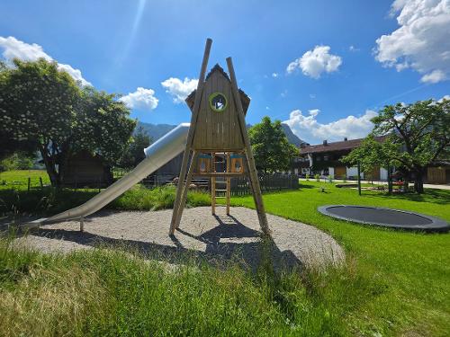 Perfekte Kinderferien - Abenteuerspielplatz mit Rutsche, Sandkasten und Schaukel uvm.