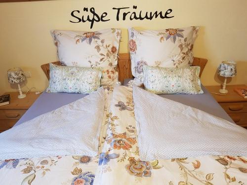 Schlafzimmer mit komfortablen Doppelbett