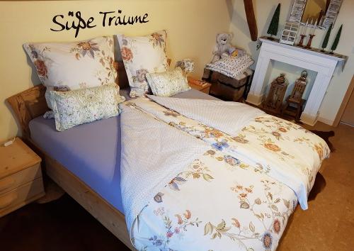 Schlafzimmer mit Doppelbett