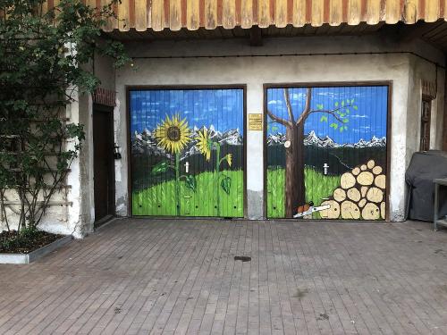 Garagentore im Innenhof