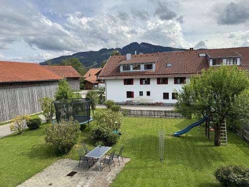 Garten mit Grillmöglichkeit/Trampolin/Spielplatz