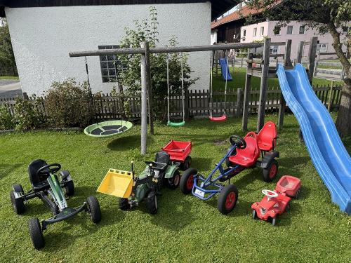 Fahrzeuge und Spielturm für unsere kleinen Gäste