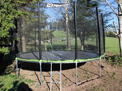 Trampolin im Garten zum spielen Trampolin im Garten zum spielen