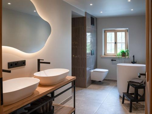 Badezimmer mit freistehender Badewanne und Sauna Woife