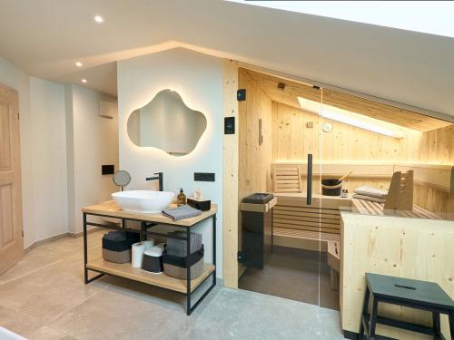 Badezimmer mit freistehender Badewanne und Sauna Michl
