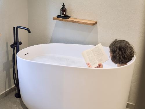 Japanische Badewanne im Wellness Bad Woife