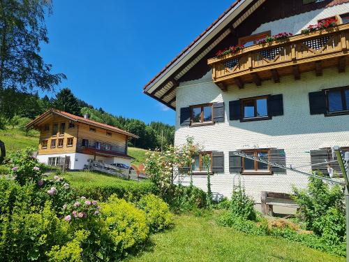 Hofbild mit Garten und Fewo Bergkristall im Haus