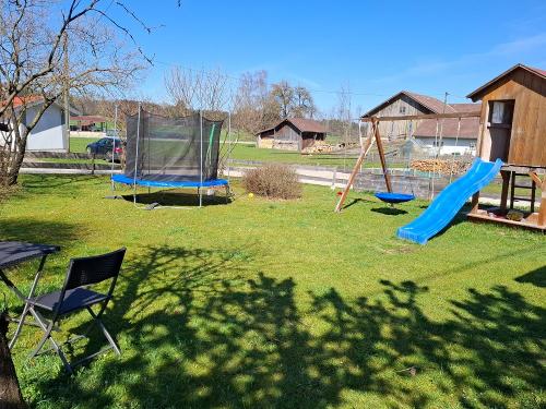 Spielplatz mit großem Trampolin