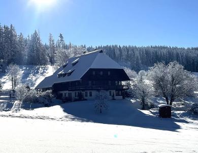 Rüttwaldhof im Winter bei Sonnenschein