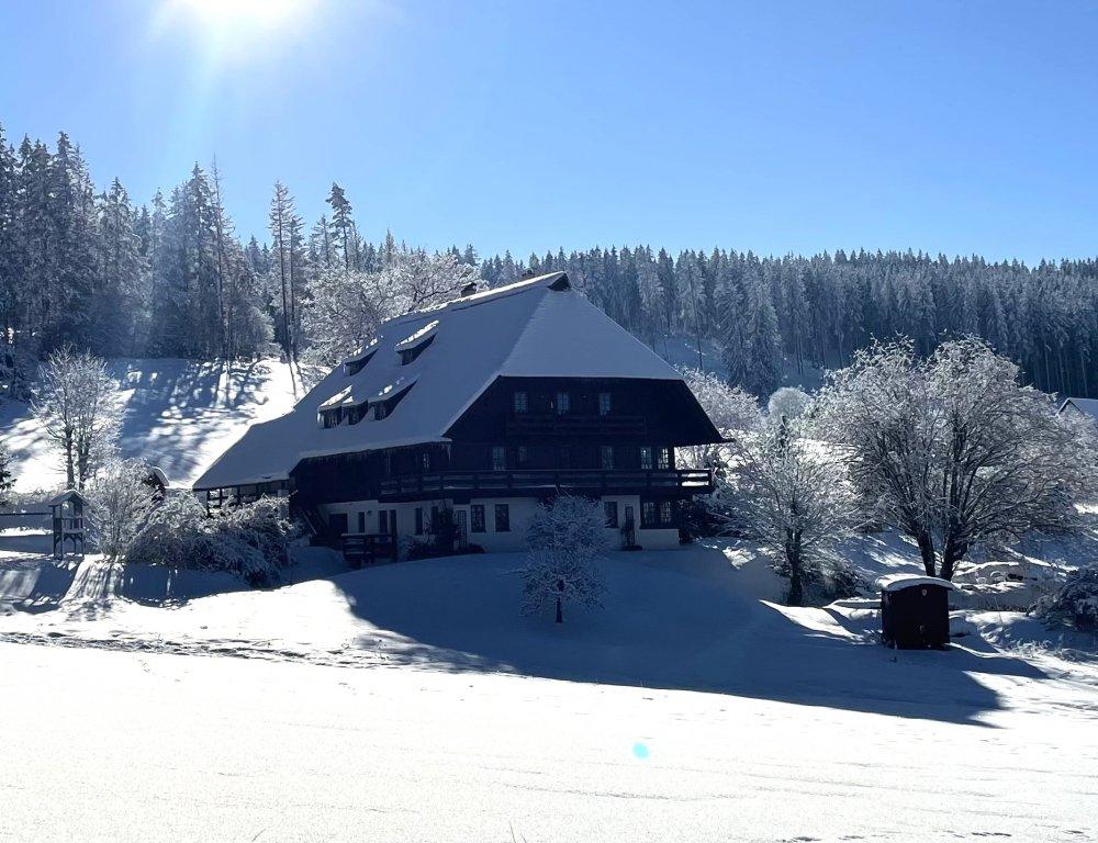 Rüttwaldhof im Winter bei Sonnenschein