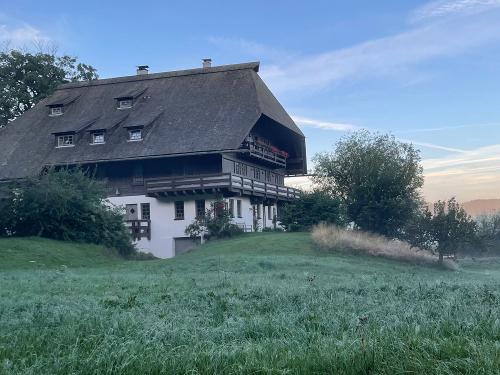 Rüttwaldhof im Morgentau