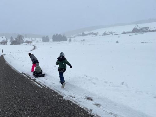Kinder im Winter im Weißenbachtal