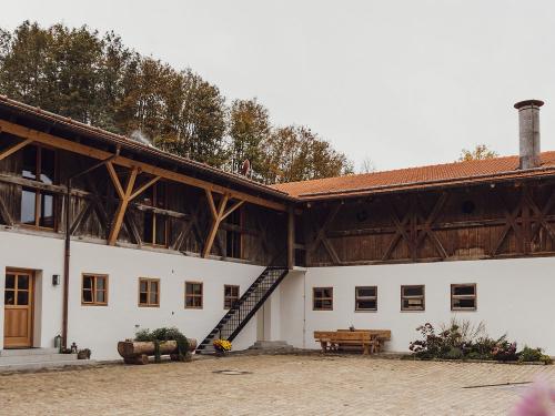Innenhof mit Sitzgelegenheit und Freitreppe zur Ferienwohnung