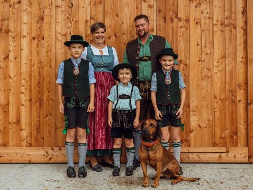 Die Gastgeber Helga und Stefan Meyer mit Ihren Söhnen