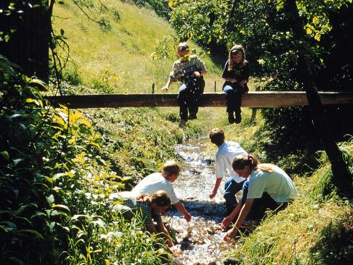 Schäflehof - Kinder am Bach