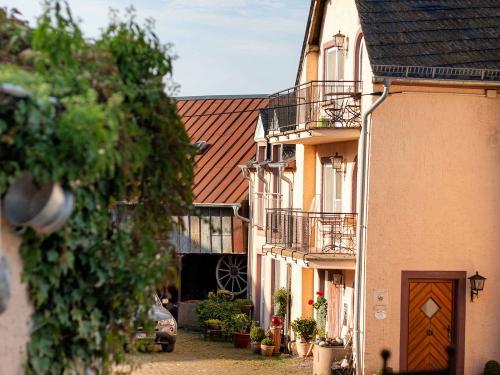 Hofansicht auf dem Mayischhof in der Südeifel
