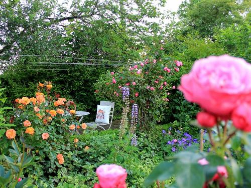 Gemütliche Sitzplätze im Garten auf dem Mayischhof