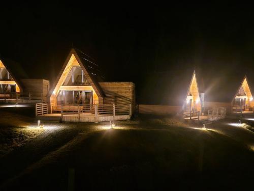 Chaletdorf bei Nacht