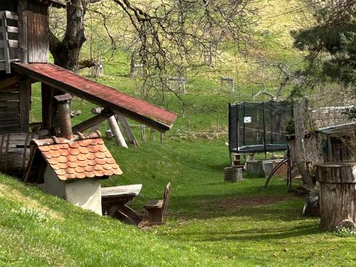 Grillplatz und Trampolin