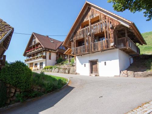 Sägebauernhof mit Kornspeicher