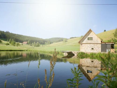 Backhaus mit Schwimmteich