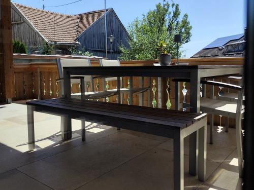 überdachter Balkon mit Bergblick zum Geniessen