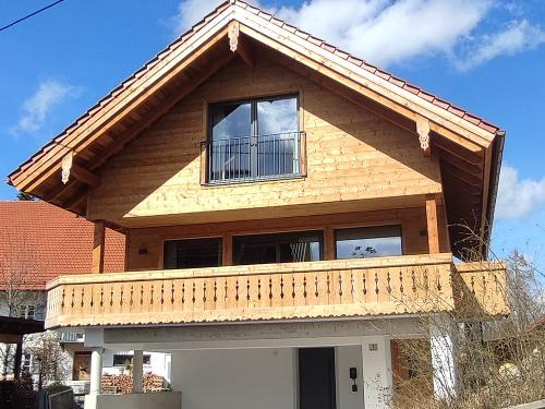 das Lechrain-Chalet von der Strasse aus