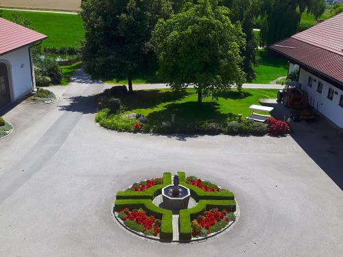 Wunderschöner Selbstgebauter Brunnen mit Blumenrundell
