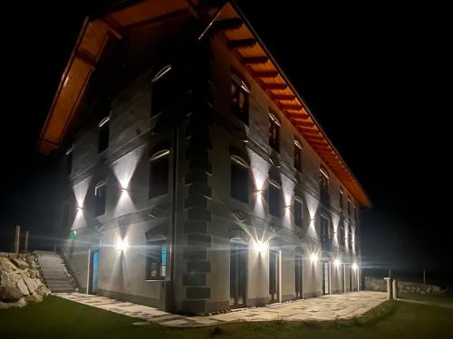 Gästehaus bei Nacht