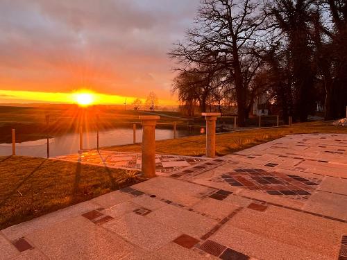 Traumhafter Sonnenuntergang auf der Sonnenterasse des Gästehauses