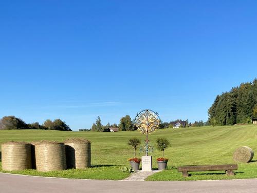 Wegkreuz mit Heuballen
