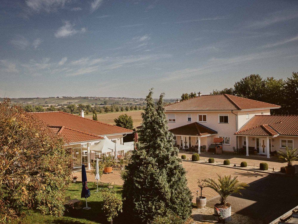 Innenhof im Weingut Schott