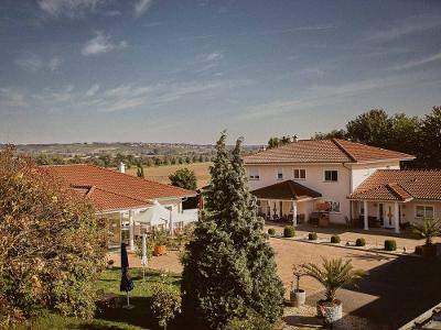 Innenhof im Weingut Schott