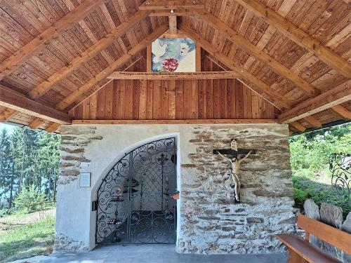 Innenraum mit Tor und Engelsbild