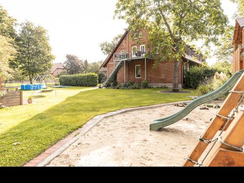 18- Garten Spielplatz, Blick zum Balkon
