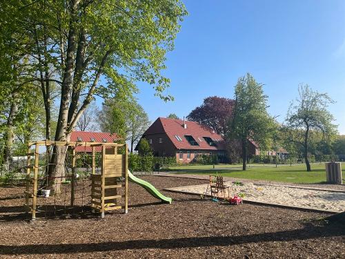 4- Spielplatz mit Haupthaus Süd -Ost