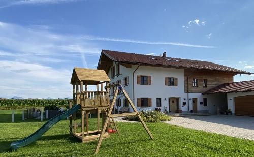 Bauernhaus mit Spielhaus